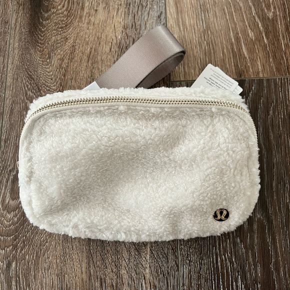 NWT Lululemon Everywhere fleece belt bag - Picture 6 of 6